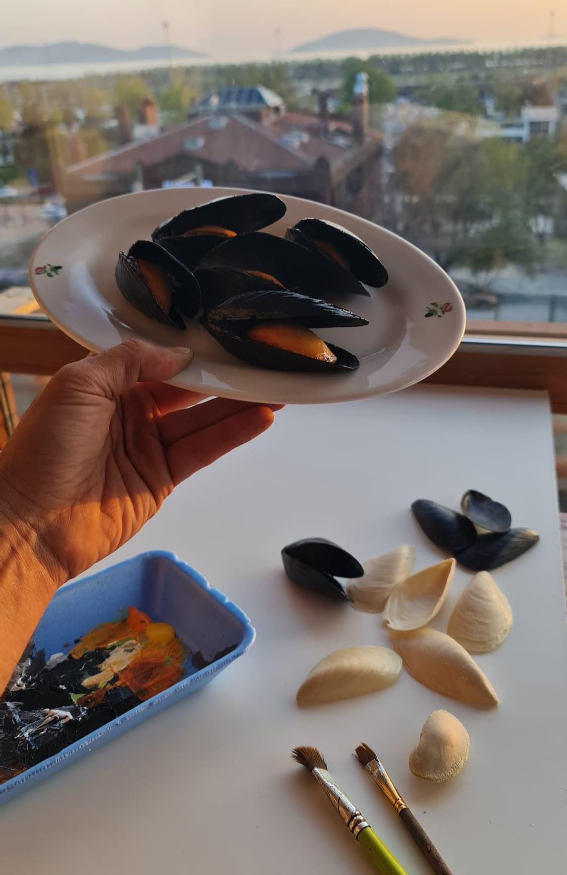 Realistic Fake Black Mussels: Seafood Display Prop - Set of 5