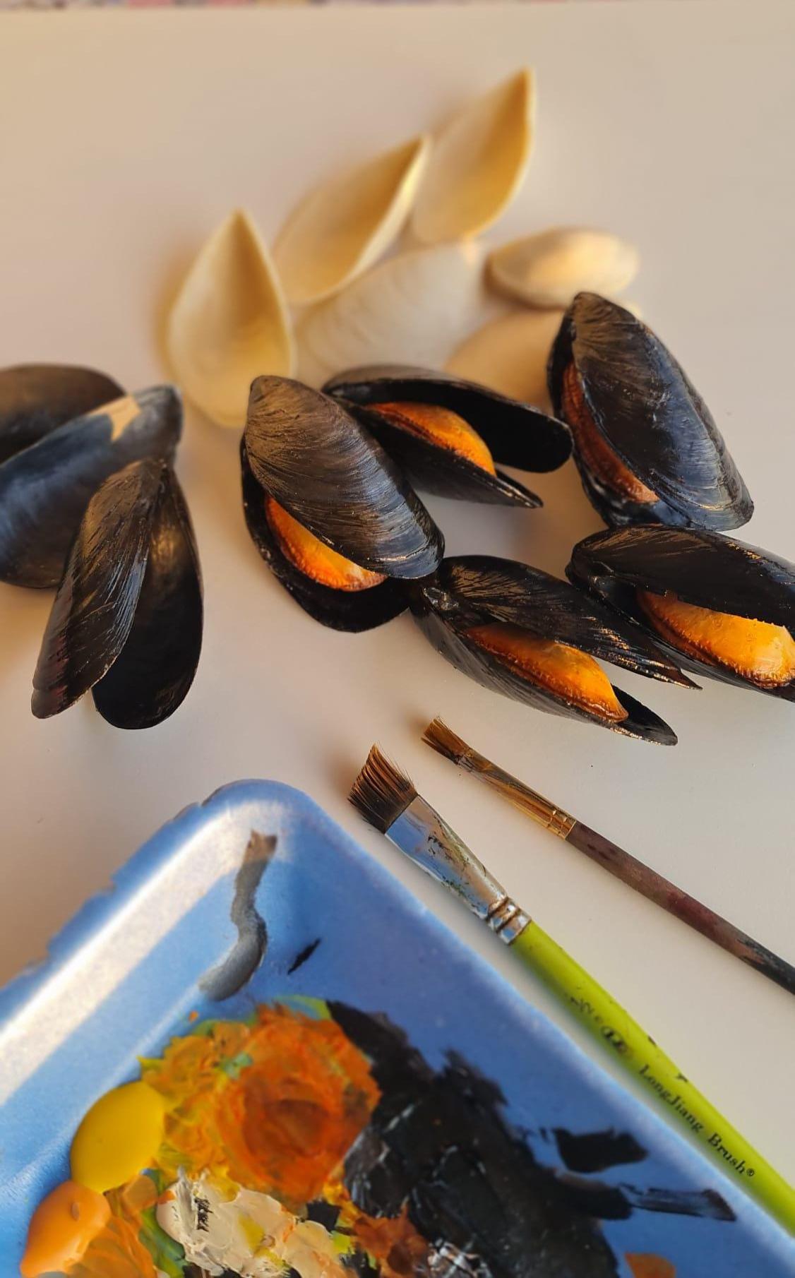 Realistic Fake Black Mussels: Seafood Display Prop - Set of 5