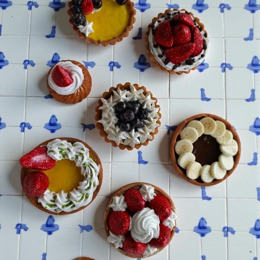 Realistic Fake Tart – Chocolate Banana, Lemon or Strawberry, 10 cm Replica Dessert Prop