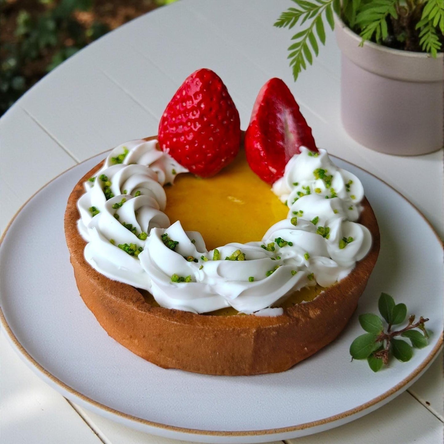 Realistic Fake Tart – Chocolate Banana, Lemon or Strawberry, 10 cm Replica Dessert Prop